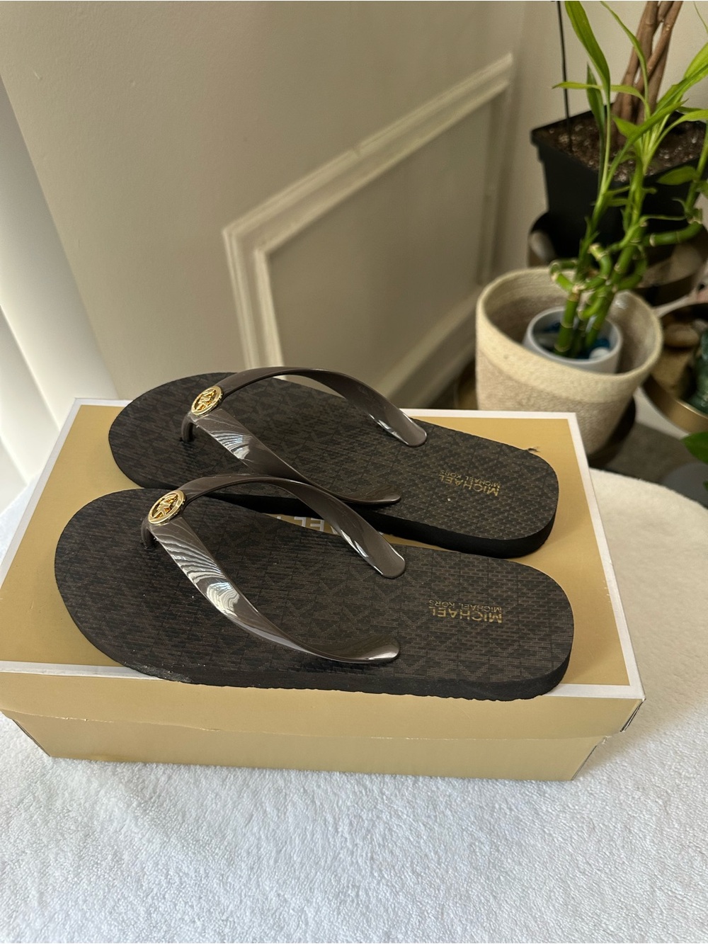 Michael Kors Brown Monogram Flip-Flop Sandals Size 8 - Picture 4 of 4